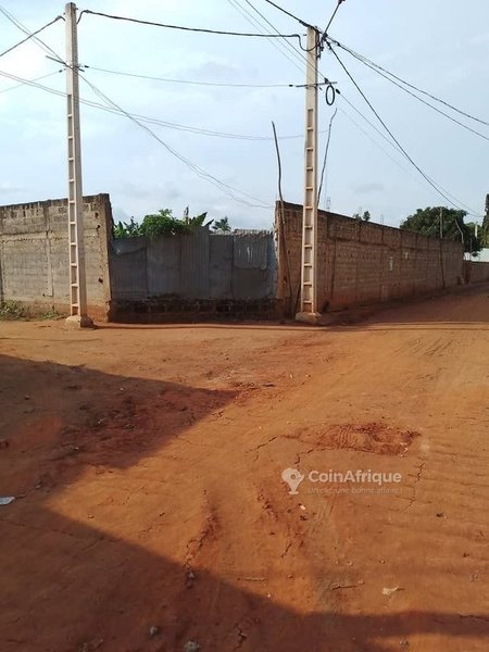 Terrain exceptionnel de 1775 m² avec titre foncier personnel et clôture sur deux angles de rue