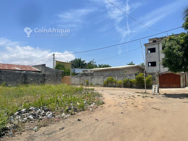 Terrain constructible avec titre foncier et accès direct au goudron