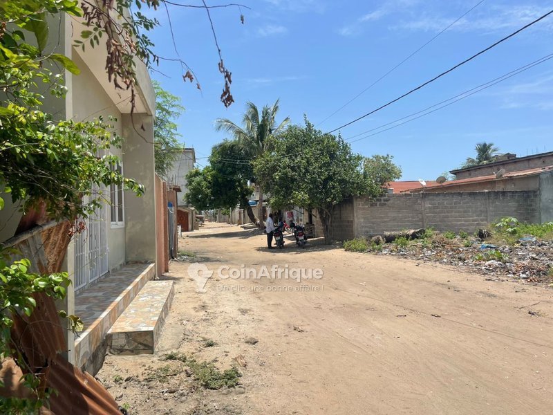 Terrain constructible avec titre foncier et accès direct au goudron