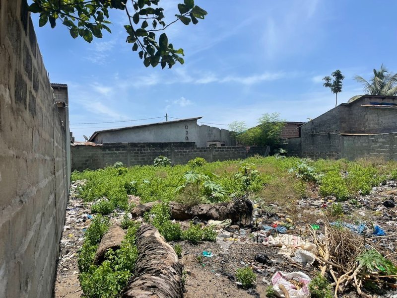 Terrain constructible avec titre foncier et accès direct au goudron