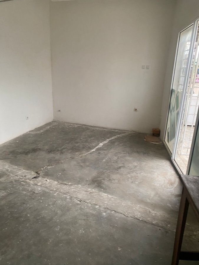 Magasin spacieux en rez-de-chaussée entièrement meublé avec espace de travail