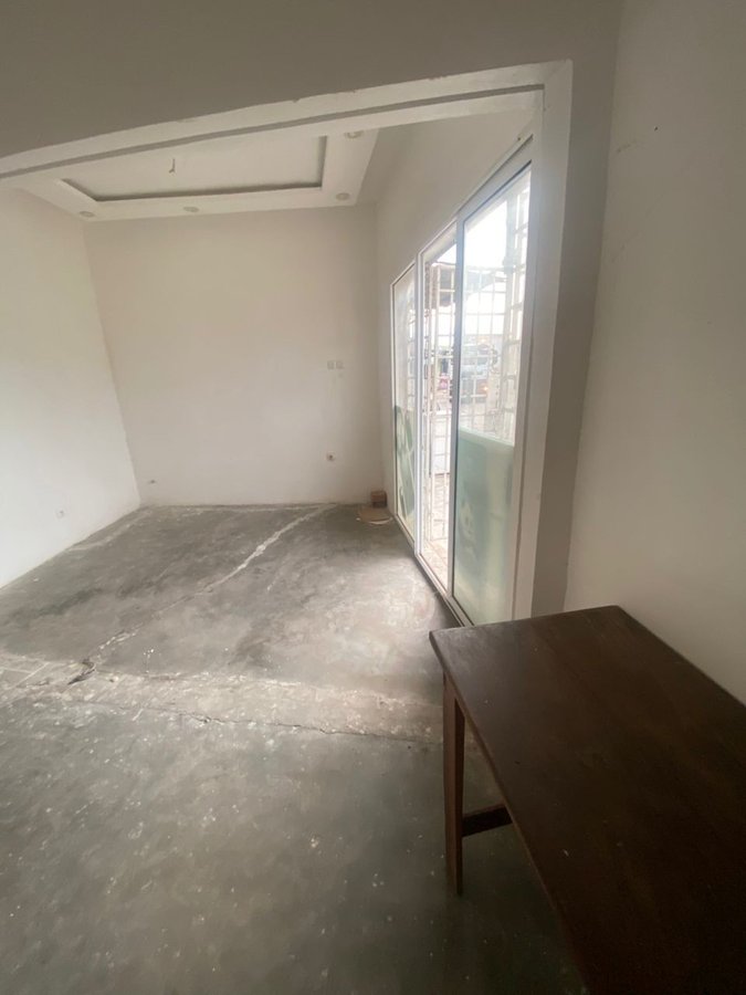 Magasin spacieux en rez-de-chaussée entièrement meublé avec espace de travail