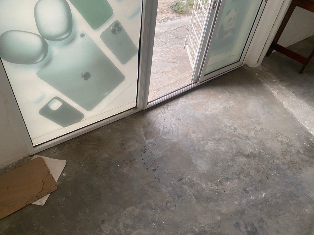 Magasin spacieux en rez-de-chaussée entièrement meublé avec espace de travail