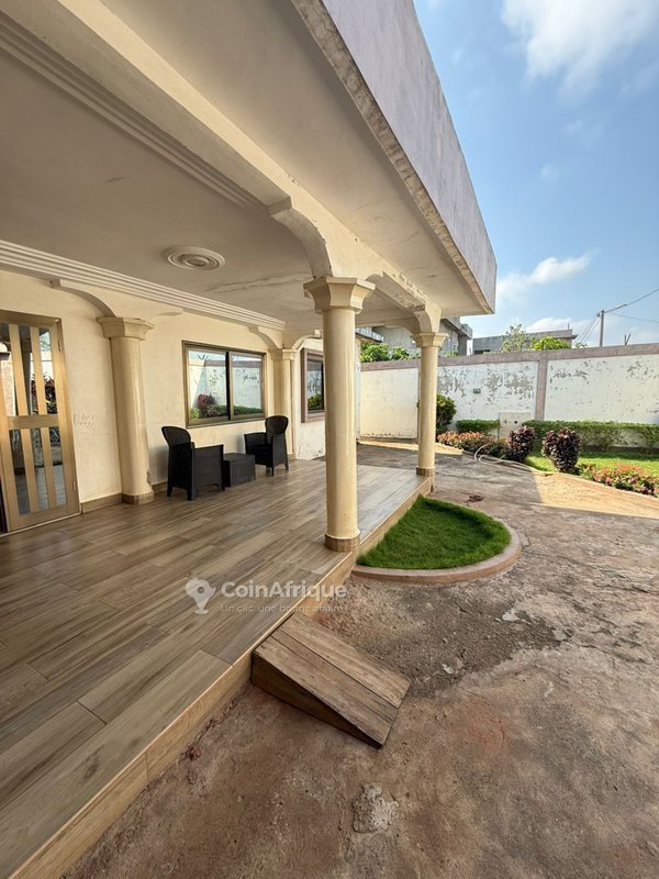 Villa luxueuse de 5 pièces avec jardin et garage fermé