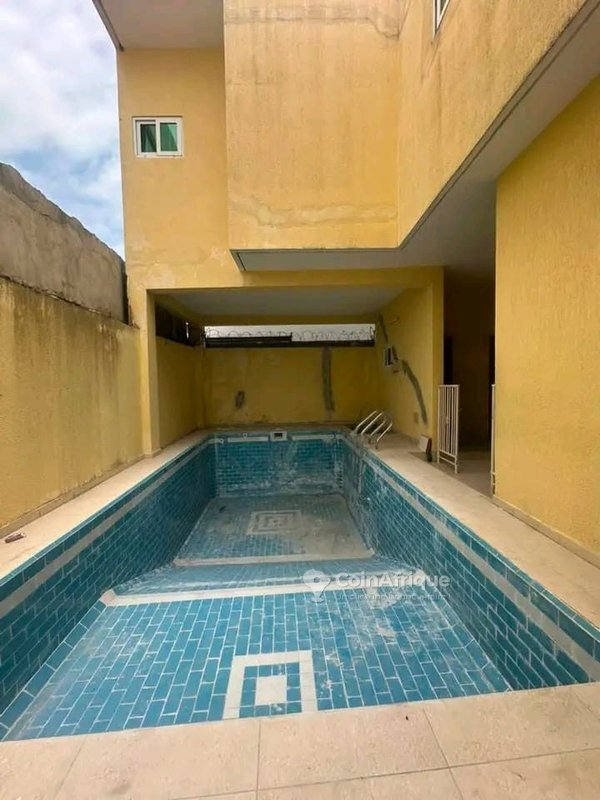 Villa luxueuse de 5 pièces avec piscine et jardin spacieux