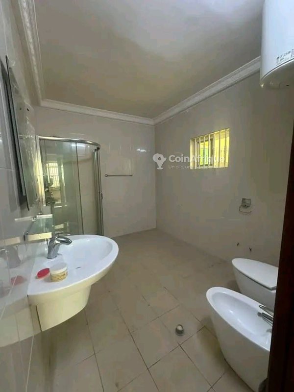 Villa luxueuse de 5 pièces avec piscine et jardin spacieux
