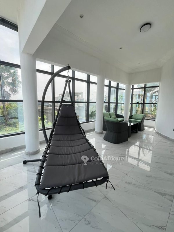 Villa luxueuse de 4 pièces avec vue sur mer et jardin spacieux
