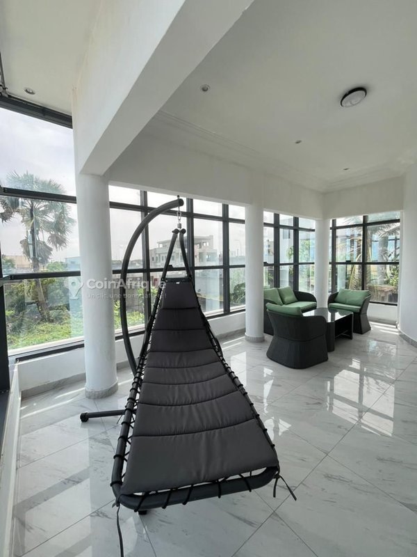 Villa luxueuse de 4 pièces avec vue sur mer et jardin spacieux