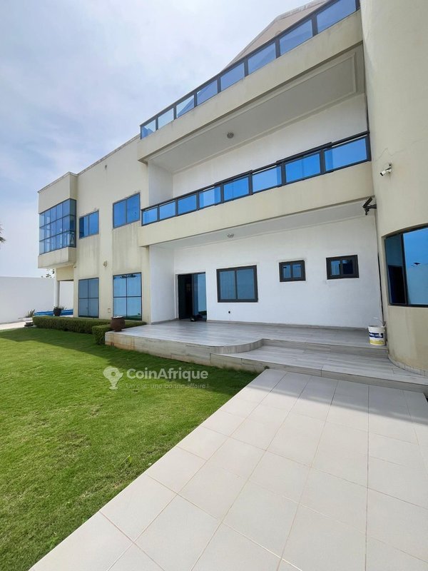Villa luxueuse de 4 pièces avec vue sur mer et jardin spacieux