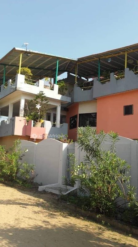 Immeuble exceptionnel de 12 pièces avec piscine et espaces professionnels haut de gamme