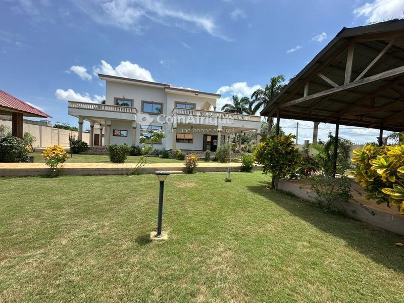 Villa luxueuse de 6 pièces avec grand jardin et espaces de détente