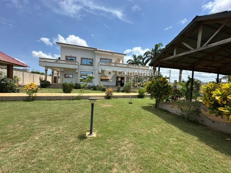Villa luxueuse de 6 pièces avec grand jardin et espaces de détente