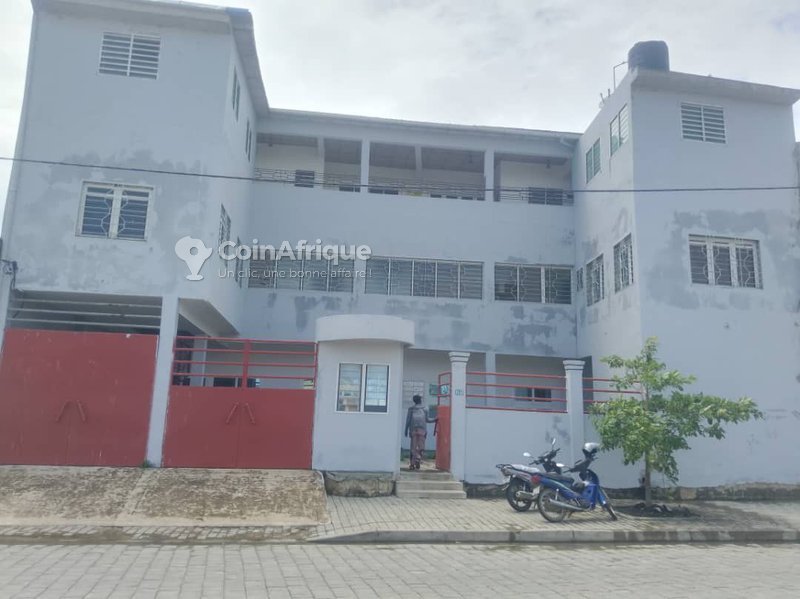 Immeuble R+2 avec bureaux spacieux et emplacement stratégique au bord des pavés asphaltés