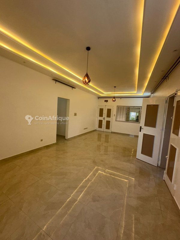 Appartement de 3 pièces avec terrasse personnelle et cuisine moderne