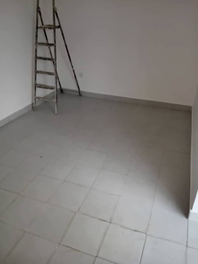 Magasin spacieux avec terrasse et équipements modernes