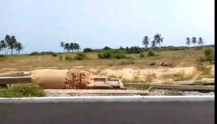 Terrain exceptionnel de 10 000 m² avec titre foncier en bordure de plage