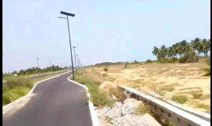Terrain exceptionnel de 10 000 m² avec titre foncier en bordure de plage