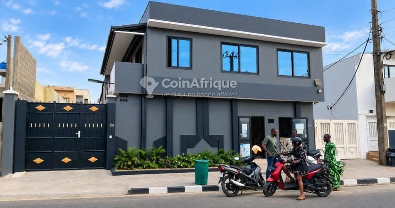 Villa luxueuse de 5 pièces avec boutique commerciale et garage sécurisé