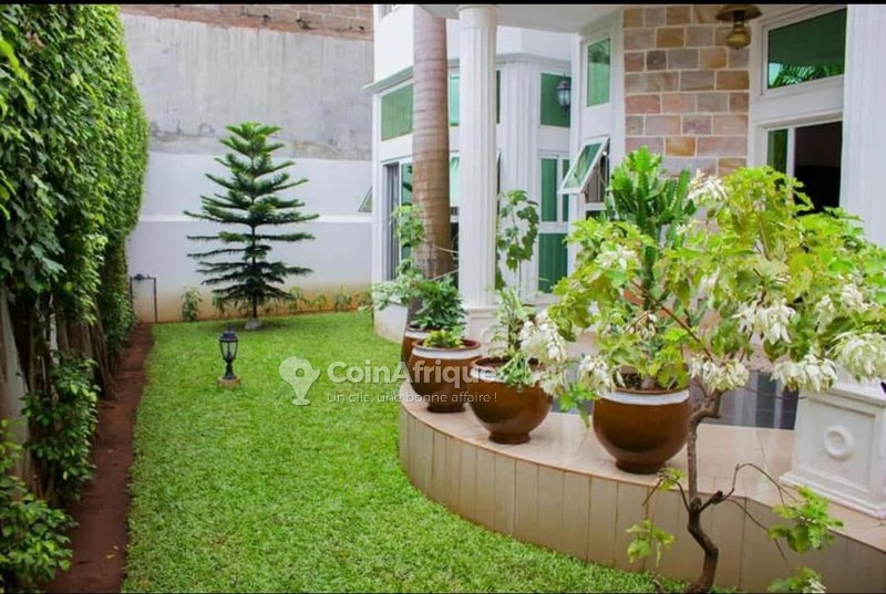 Villa luxueuse de 4 pièces avec jardin paysager et titre foncier définitif